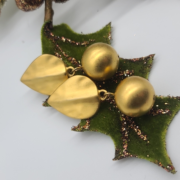 Circa 1980's-90's Givenchy Bushed Gold Clip-on Earrings- Leaves With Dangles 👑 - Picture 4 of 10